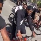 La manifestazione anti-razzista in Francia in sella alle biciclette