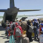 Kabul, l'ultimo volo italiano dall'aeroporto nel caos: «Manteniamo i patti»