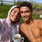 Cristiano Ronaldo si gode la quarantena: «Chi lo dice che a Manchester non c'è il sole»