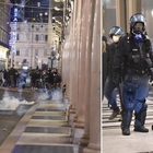 Dpcm, tensioni a Torino, Napoli e Milano: lanci di sassi e molotov, almeno 10 fermi. Proteste anche a Roma. Sale l'allerta del Viminale