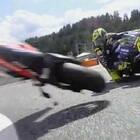 Valentino Rossi sfiorato da una moto: «Mai avuto una paura così, Zarco lo ha fatto apposta»