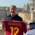 Sylvester Stallone "tifoso" della Roma: eccolo con la maglia giallorossa nella Capitale FOTO