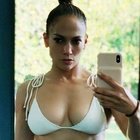 Jennifer Lopez, il sexy bikini a 50 anni fa discutere i fan: «Ma come fai...»