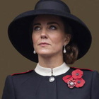 Regina Elisabetta, Kate Middleton e l'omaggio ripetuto in pubblico per quattro volte: che significa