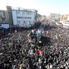 Iran, allerta Usa per attacchi con i droni. Khamenei: «Vendetta». Soleimani, 56 morti ai funerali nella calca