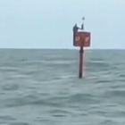 Pescatore disperso in mare, lo ritrovano aggrappato a una boa dopo 2 giorni di ricerche VIDEO