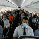 Mascherine in aereo, cosa accade dal 16 maggio? Tutti i casi in cui si possono togliere (e quando vanno indossate)