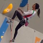 Elnaz Rekabi, l'atleta iraniana in gara senza velo riappare sui social: «L'hijab mi è caduto»