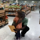 Commesso del supermarket non arriva a fine mese, bambina gli fa un regalo inaspettato: il video commovente finisce su TikTok