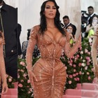 Kim Kardashian insultata: «Girovita è troppo "stretto" rispetto al c**o». La personal trainer: «Ecco come fa»