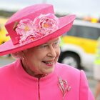 Elisabetta II, Regina e icona di stile. Outfit colorati e l'accessorio immancabile: «Lo indossava per motivi di sicurezza»
