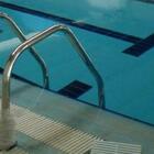 Bambina di 8 anni cade in piscina e muore: era in vacanza con i genitori. Tragedia a Capalbio