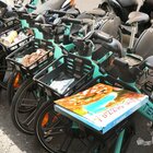 Le bike a Roma? Diventano discariche: parcheggiate in centro con i cestini pieni di immondizia