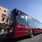 Roma, senza biglietto sul bus minacciano di morte l'autista