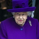 Elisabetta, la regina rifiuta il premio anziano dell'anno. «Vecchio è chi ci si sente»