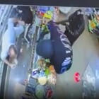Napoli choc, tabaccaio rapinato e picchiato da cinque uomini: caccia ai cinque banditi VIDEO