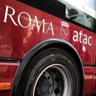 Roma, autista Atac guida il bus giocando al «gratta e vinci». Sospeso dall'azienda