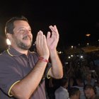 Salvini posta un video in cui degli immigrati lo insultano: ma i commenti dei suoi fan sono terrificanti