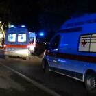 Negazionisti inseguono un'ambulanza e bloccano i soccorsi: «Girate a vuoto, il Covid non esiste»