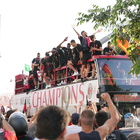 Il Milan sfila per le strade di Milano. E sul bus scoperto spunta lo striscione: «La Coppa Italia mettila nel...»