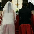 Gli sposi lasciano la chiesa sporca dopo il matrimonio, il sindaco su Facebook: «Tornate a pulirla»