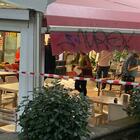 Pescara, sparatoria fuori da un bar del centro: un morto e un ferito grave. Killer in fuga