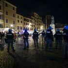 Roma, movida violenta: lanci di bottiglie e risse contro le forze dell'ordine a Campo de' Fiori