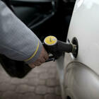 Benzina, taglio dei prezzi: quanto si risparmierà per il pieno