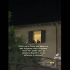 Bocelli e la serenata delle fan sotto la finestra di casa Video
