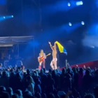 Verona, Damiano sventola la bandiera dell'Ucraina durante il concerto dei Maneskin