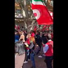 Manifestazione davanti alla sede della Cgil, si canta Bella ciao VIDEO