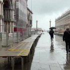 Venezia, acqua alta record: 173 centimetri, bloccata dalle paratie del Mose