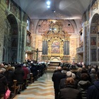 Coronavirus, il vescovo di Piacenza vieta lo «scambio di pace»