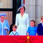 La Regina Elisabetta si affaccia dal balcone di Buckingham Palace per il Giubileo di Platino. «Guardiamo al futuro con entusiasmo» Foto