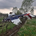 Terrore dopo il decollo: mini-aereo si schianta su un vigneto
