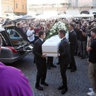 Nadia Toffa: in centinaia ai funerali della conduttrice