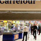 Assago, accoltellamento al centro commerciale. Carrefour ritira i coltelli dagli scaffali di tutta Italia: «Rischio emulazione»
