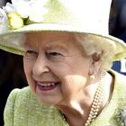Royal family: la regina Elisabetta ha qualcuno che indossa le sue scarpe per lei