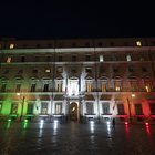 Palazzo Chigi si tinge di tricolore FOTO