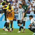 Argentina, che flop all'esordio: l'Arabia Saudita rimonta e vince 2-1. Messi (gol su rigore) e 14' di recupero non bastano