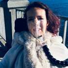 Ryanair non fa volare Paola Tricomi, poi arrivano le scuse: «Può salire a bordo con il ventilatore polmonare»