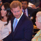 Meghan Markle e il principe Harry, la regina vieta ai suoi ospiti di parlare di loro