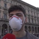 Coronavirus, a Milano spuntano le prime mascherine: «Proteggiamo noi e gli altri»