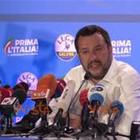 Salvini bacia il crocifisso: «Ringrazio chi è lassù»