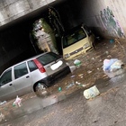 Maltempo a Napoli, auto bloccate in acqua nel sottopasso di Poggioreale