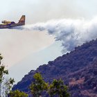 Esplosioni dal vulcano di Stromboli: poggia di lapilli e incendi