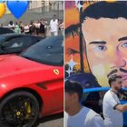 Ragazzo morto a 300 chilometri orari sul raccordo: il “funerale show” tra auto di lusso, musica neomelodica e un maxi murale FOTO