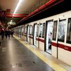 Cade sui binari della metro: «Mi hanno spinta», ma è tutto inventato. Treni bloccati per un'ora a Roma