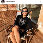 Caterina Balivo prende il sole in balcone e viene bacchettata da una fan
