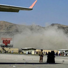 Attentato a Kabul, due esplosioni nell'aeroporto: morti e feriti